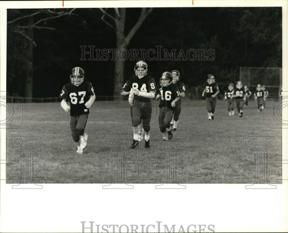 1989 Press Photo Chittenango Pop Warner Pee Wee football players run laps- Historic Images