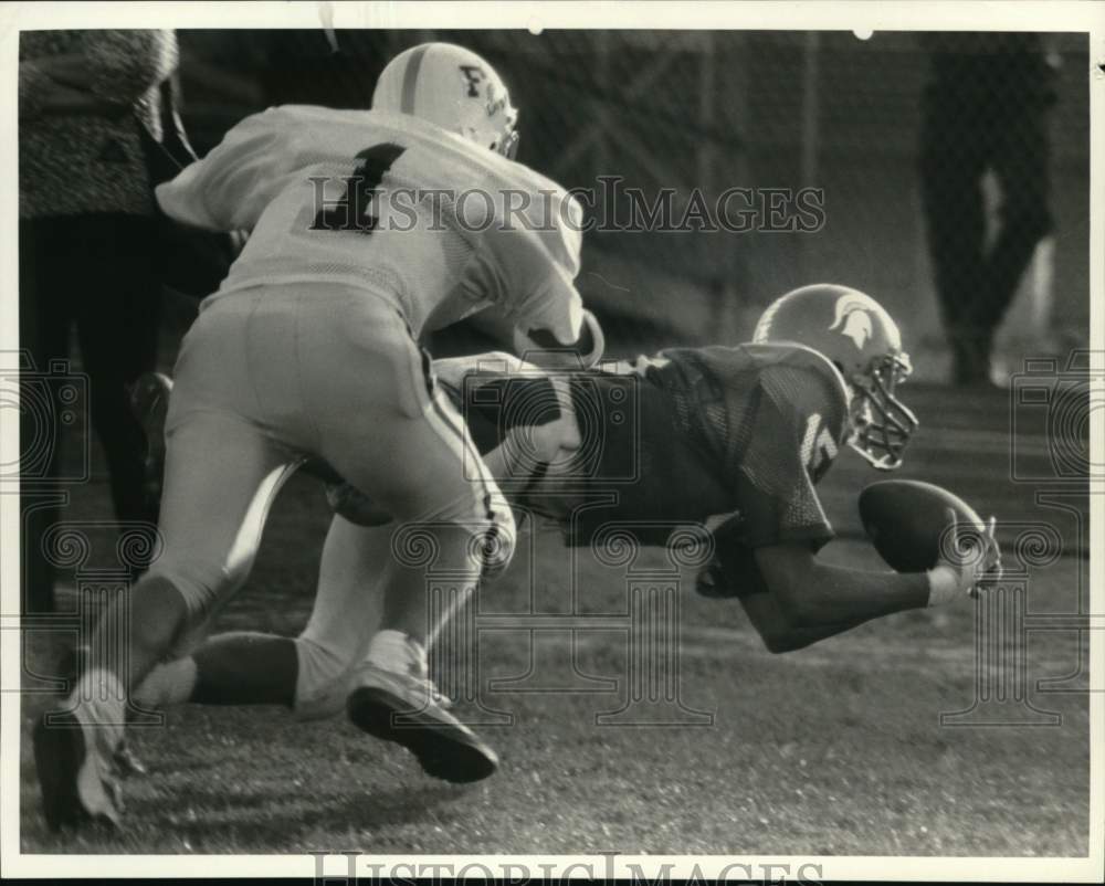 1987 Press Photo Fayetteville-Manlius football player Sean Heffernan tackles #15- Historic Images