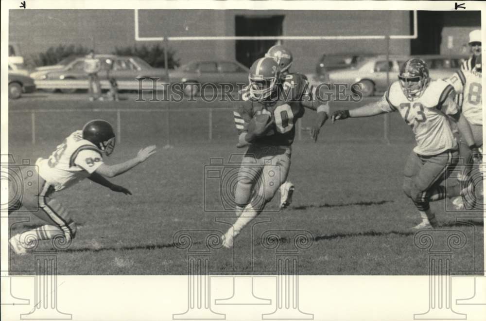 1985 Press Photo Jamesville-Dewitt football player Sean Kearse runs by defenders- Historic Images