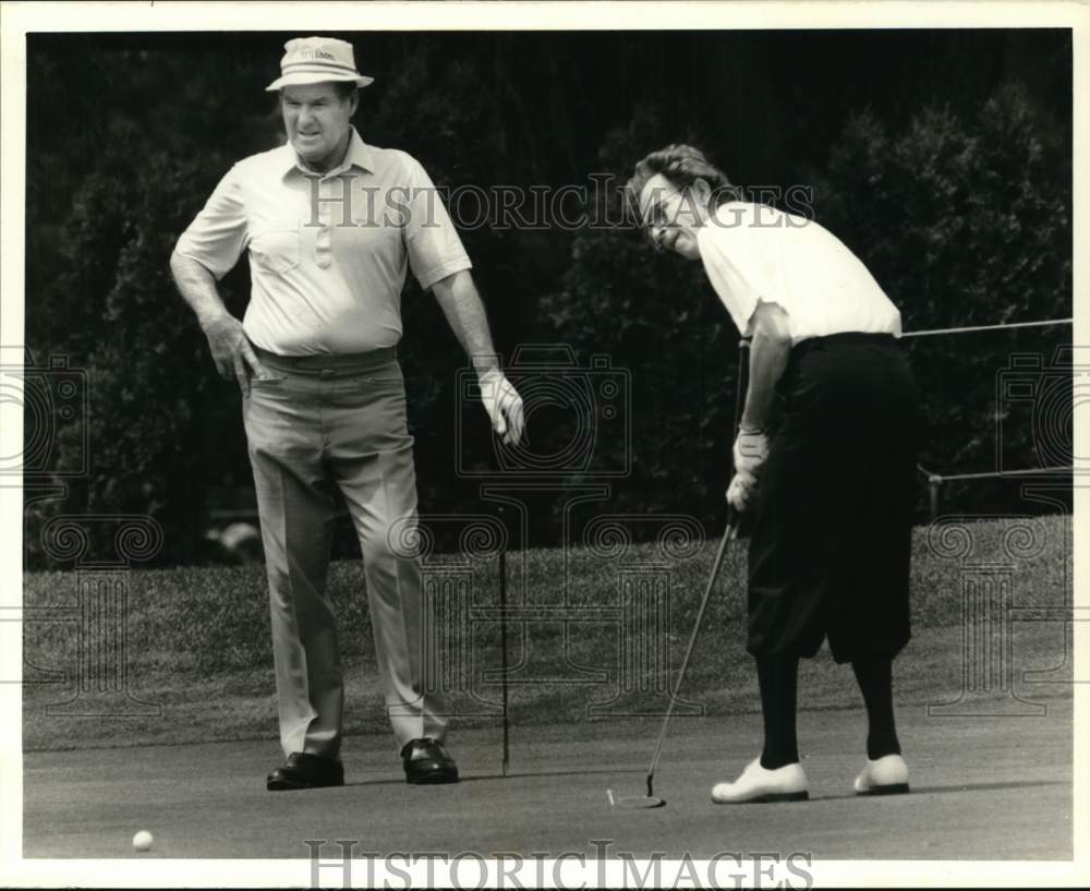 1989 Press Photo Golfer Freddie Rossner putts the ball as Kel Nagle watches- Historic Images