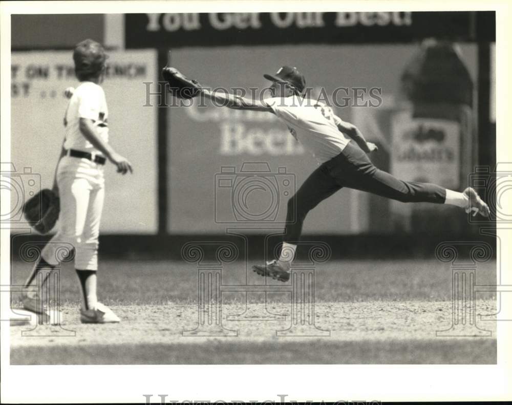 1988 Press Photo Jim Price, from Syracuse, leaps for ball during baseball camp- Historic Images