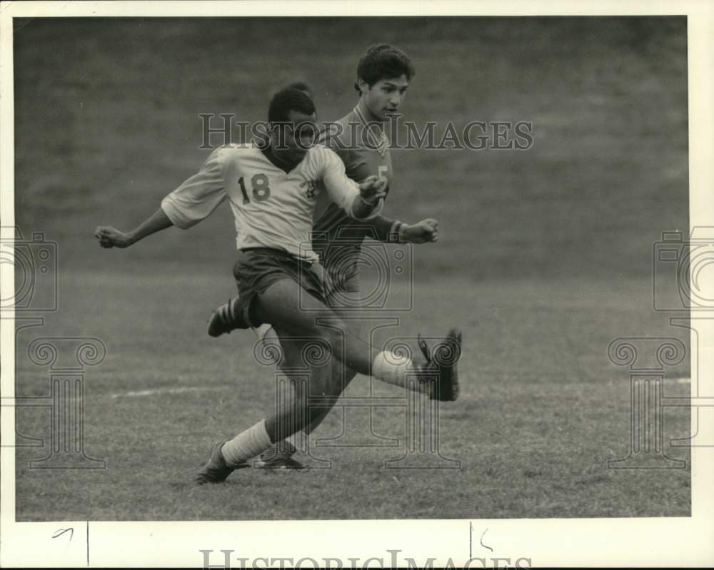 1985 Press Photo Morrisville College soccer forward Orville Roberts kicks ball- Historic Images