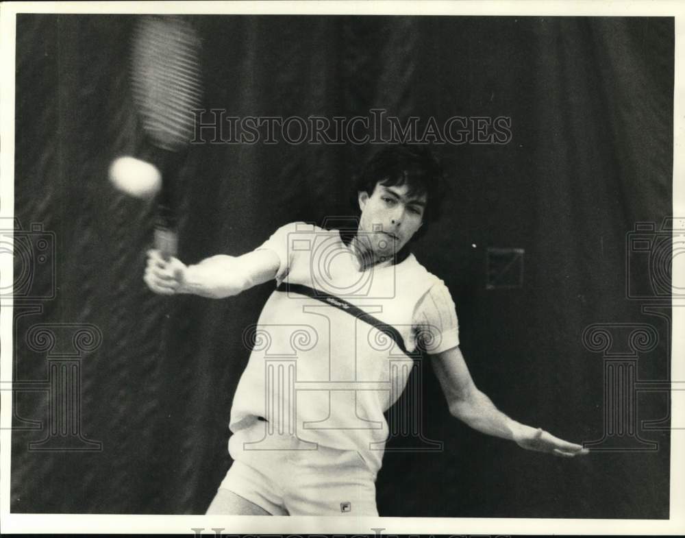 1985 Press Photo Tennis player Michael Giersberg hits backhand shot in tourney- Historic Images