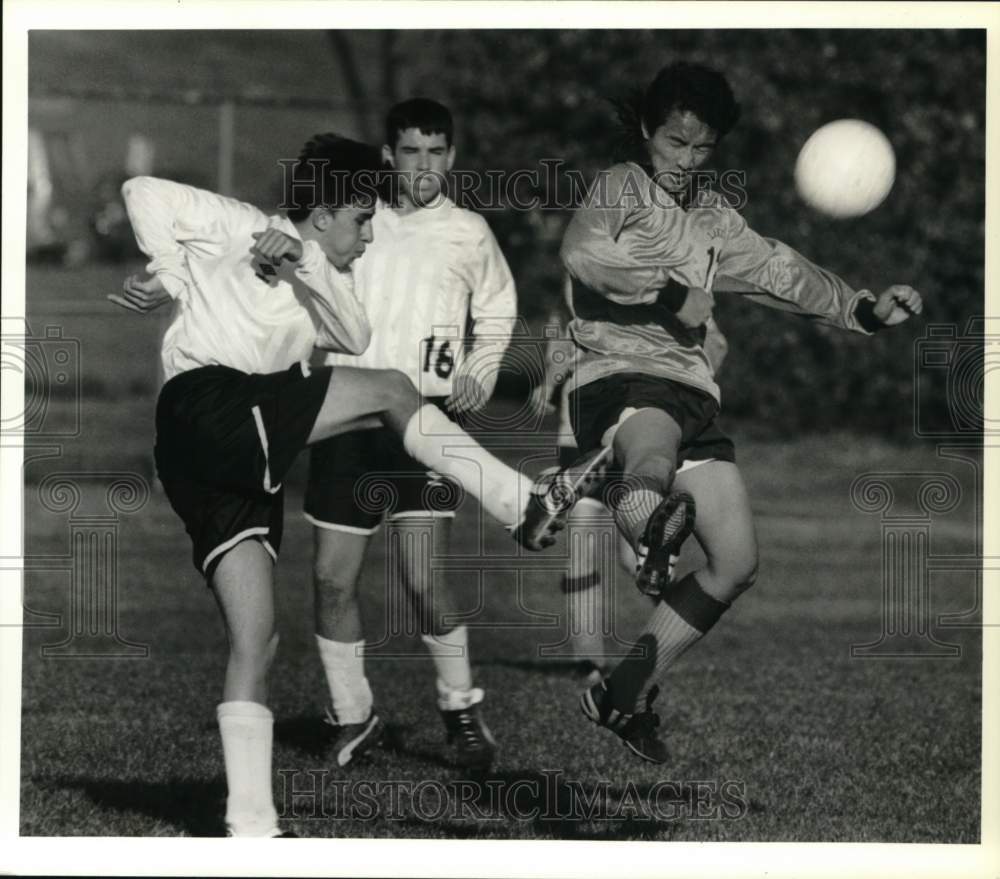 1990 Press Photo Bishop Ludden and Skaneateles in Soccer Match at Bishop Ludden- Historic Images