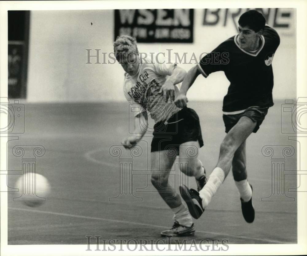 1989 Press Photo Giampiero Pittarelli and Kevin Lum in Soccer Game, New York- Historic Images