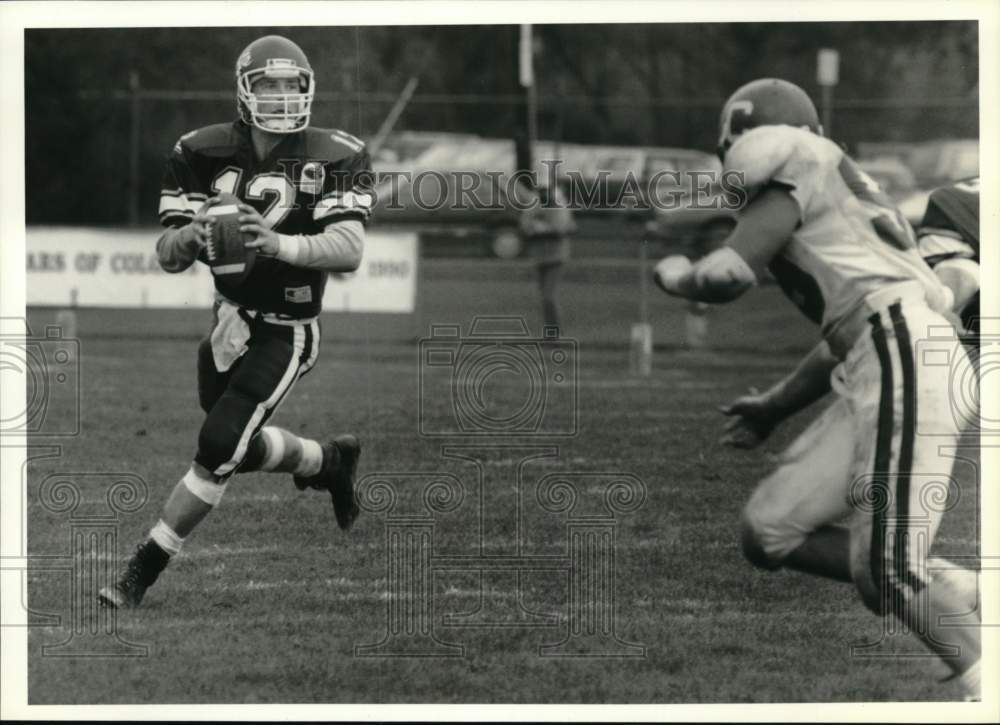 1990 Press Photo Dave Goodwin, Colgate Quarterback Football Player makes Play- Historic Images