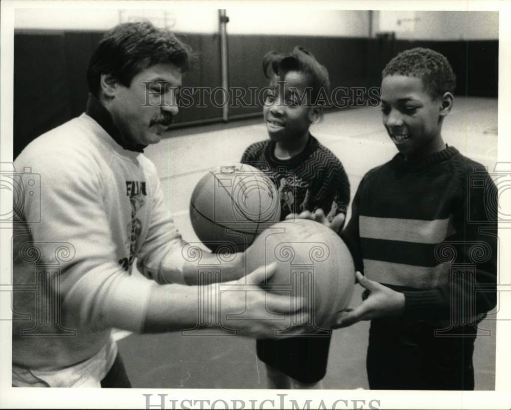 1988 Press Photo Physical Education Teacher Joe Greco with Children &amp; Basketball- Historic Images