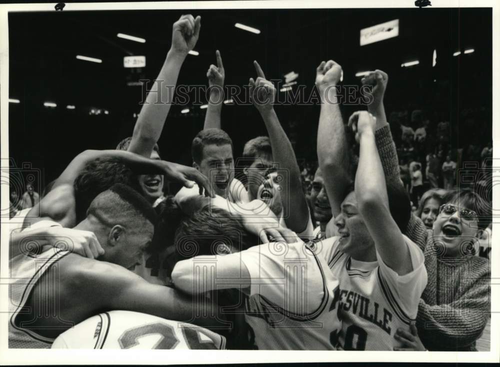 1990 Press Photo Jamesville-DeWitt Basketball players celebrate after Winning- Historic Images