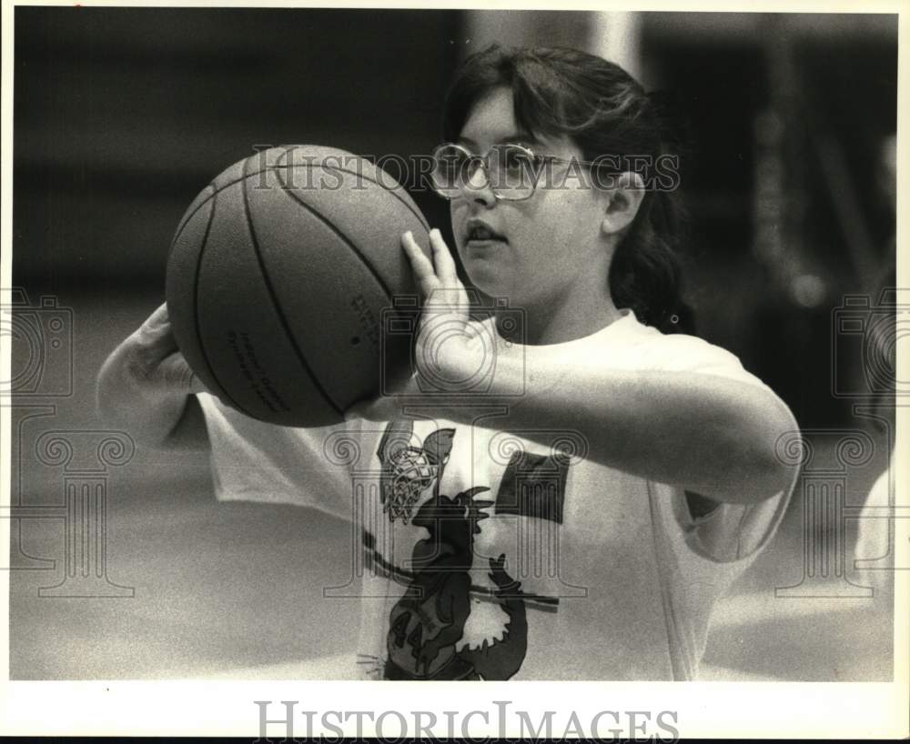 1989 Press Photo Renee DiSorbo in Basketball Foul Shooting Contest at Gym- Historic Images