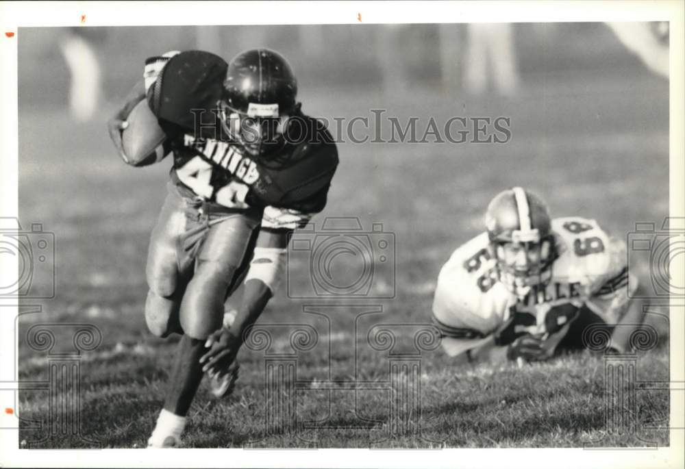 1990 Press Photo Henninger Football Player runs with Ball - sys07854- Historic Images