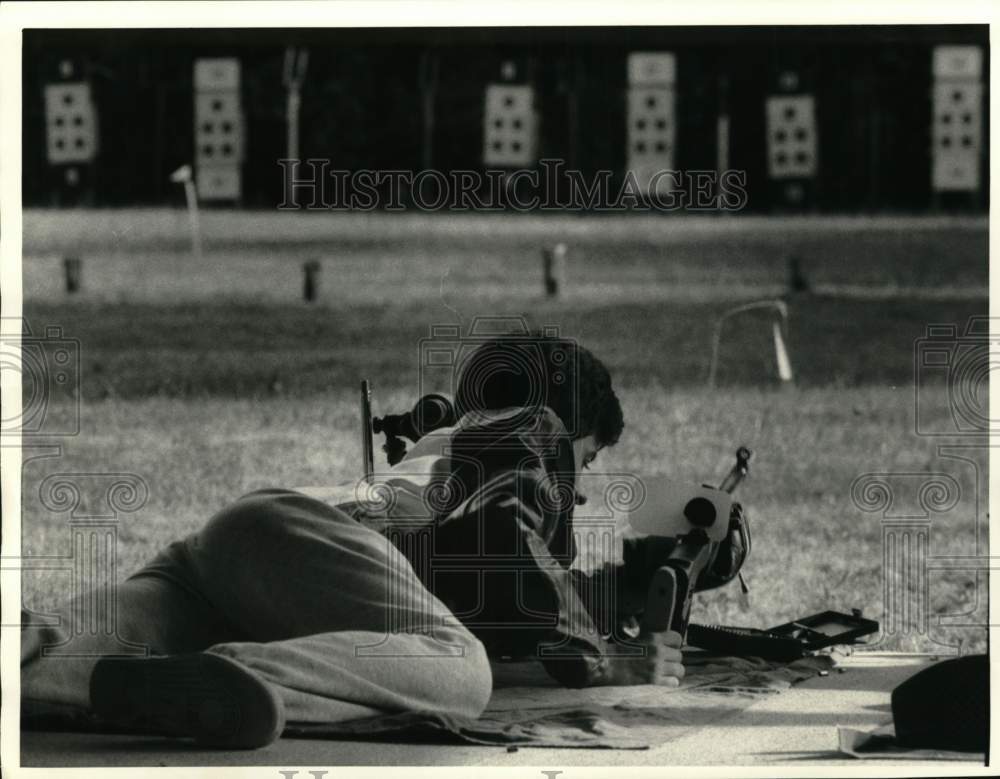 1987 Press Photo Robert VanAllen takes aim at target during shooting competition- Historic Images