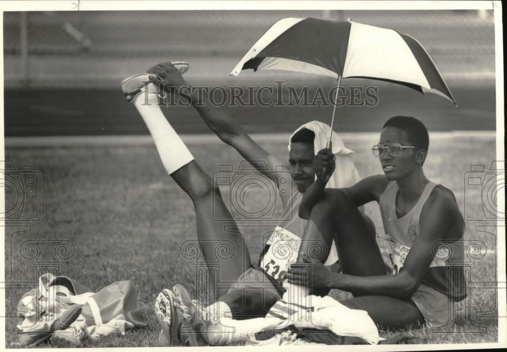 1987 Press Photo New York City long jumpers Peter Fayne & Calvin Mosher relax- Historic Images