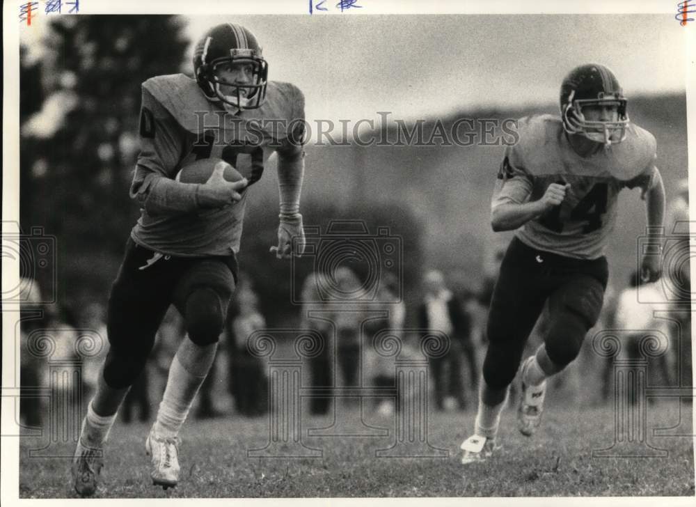 1984 Press Photo Football player Eric Updyke leads ball carrier David Gaffey- Historic Images