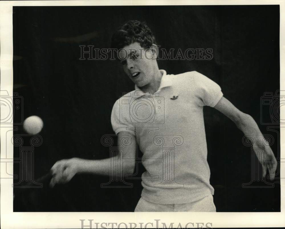 1983 Press Photo Tennis player John Barrett of Manlius returns shot in match- Historic Images