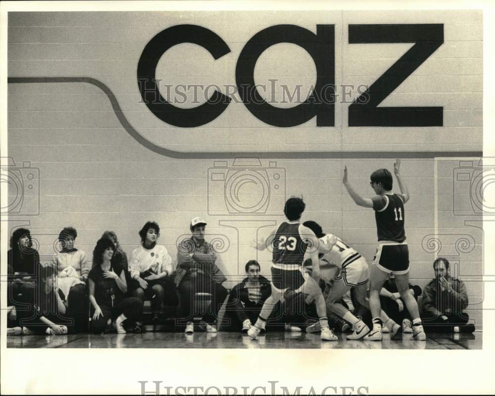 1985 Press Photo Cazenovia College Basketball Players and Fans at Game- Historic Images