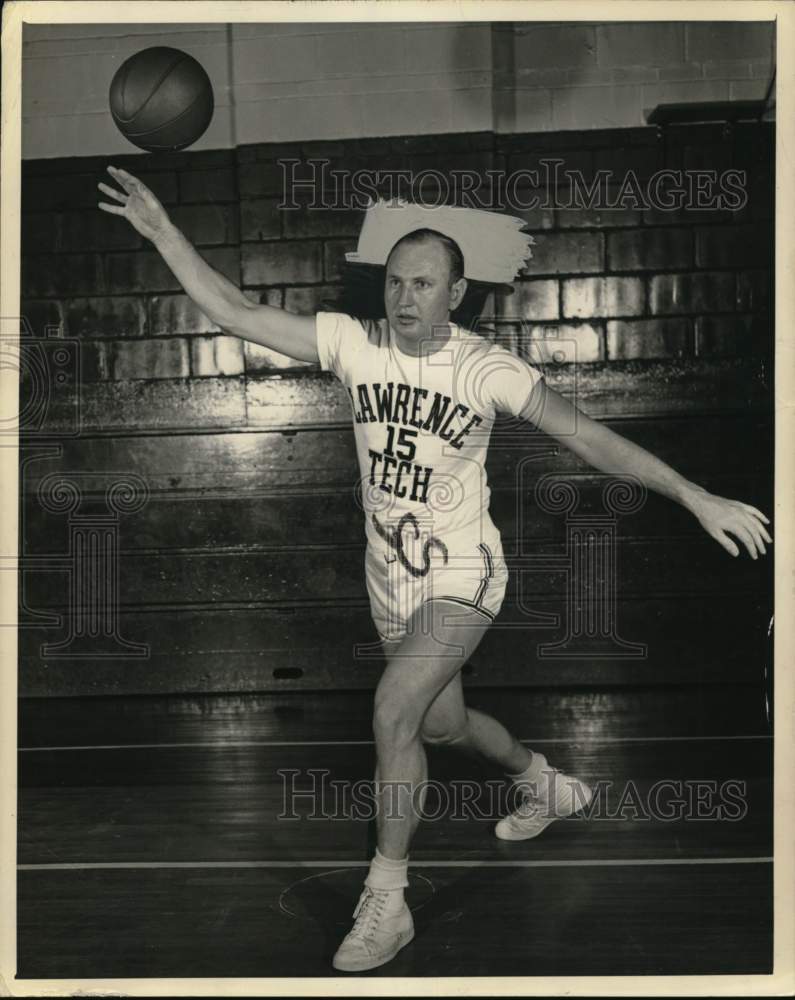 Press Photo Carl Campbell, G. Lawrence Tech Basketball Player - sys08179- Historic Images