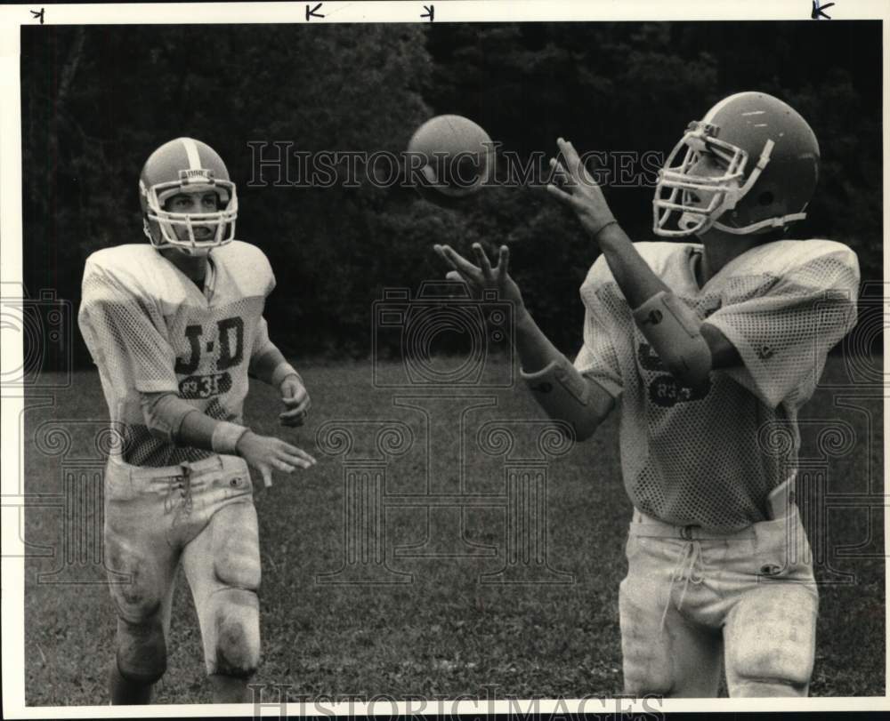 1985 Press Photo Jamesville-Dewitt football player Greg Burns passes to Palumb- Historic Images