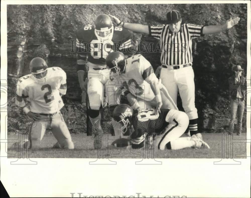 1986 Press Photo Dwayne Sebold tackled by Eric Stein in Hobart College Football- Historic Images