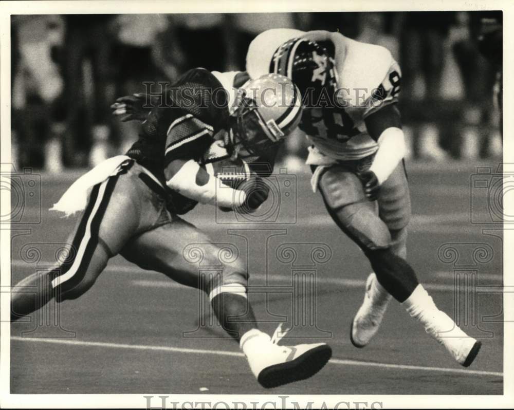 1986 Press Photo Syracuse football player Harold Gaydin butts heads with safety- Historic Images