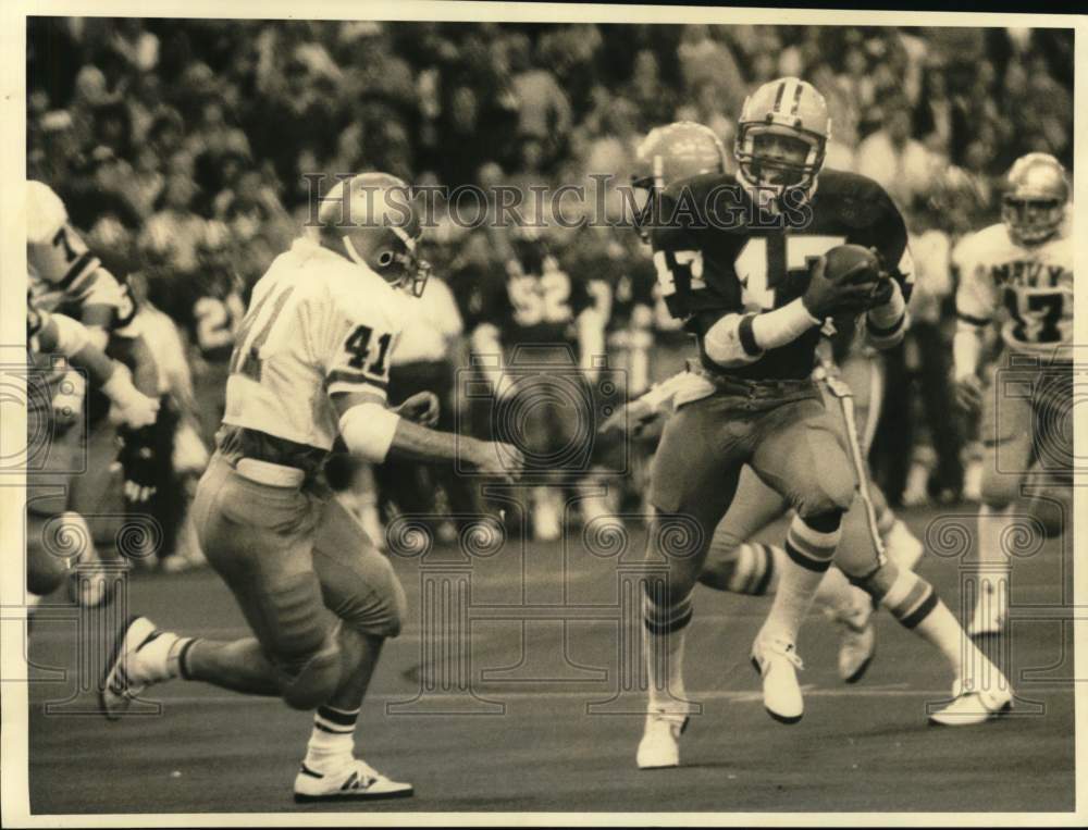 1984 Press Photo Syracuse University football player Harold Gayden chased by #41- Historic Images