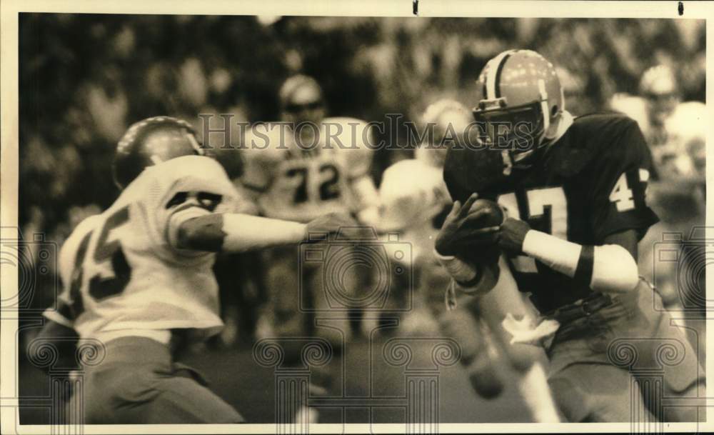 1984 Press Photo Syracuse University football player Harold Gayden avoids tackle- Historic Images