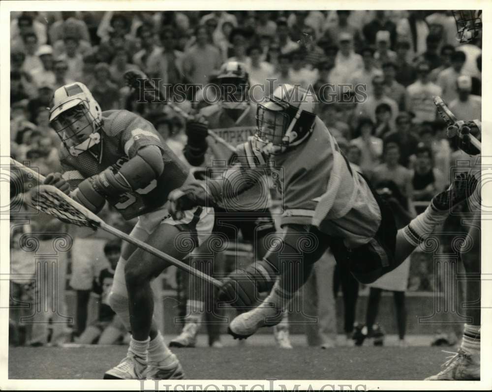 1985 Press Photo Syracuse U lacrosse player Dan Pratt gets checked defender- Historic Images