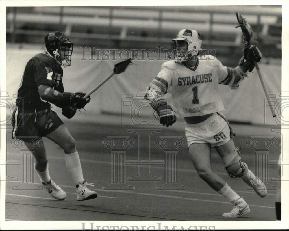 1985 Press Photo Syracuse University lacrosse player Tim Nelson looks to pass- Historic Images