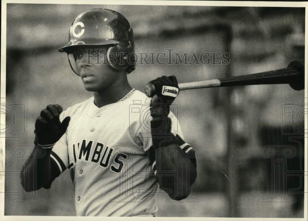 1986 Press Photo Columbus Clippers baseball player Andre Robertson warms up- Historic Images