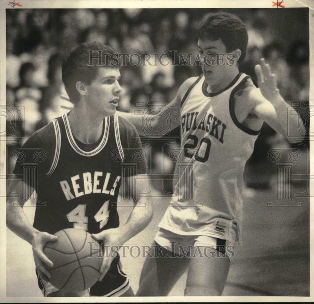 1986 Press Photo APW Rebels basketball player Kevin Traynor looks to pass ball- Historic Images