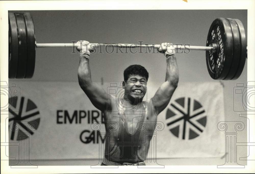 1990 Press Photo Weightlifter Rosebel Grullon grimaces as he lifts barbell up- Historic Images