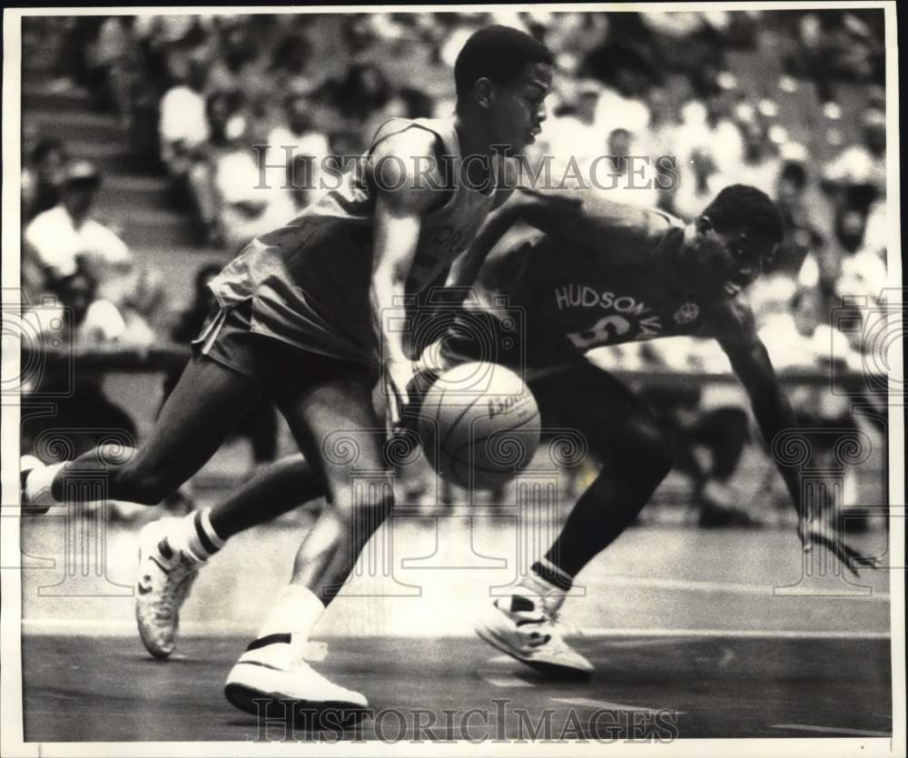 1987 Press Photo New York City basketball player Greg Harding dribbles by Wacker- Historic Images