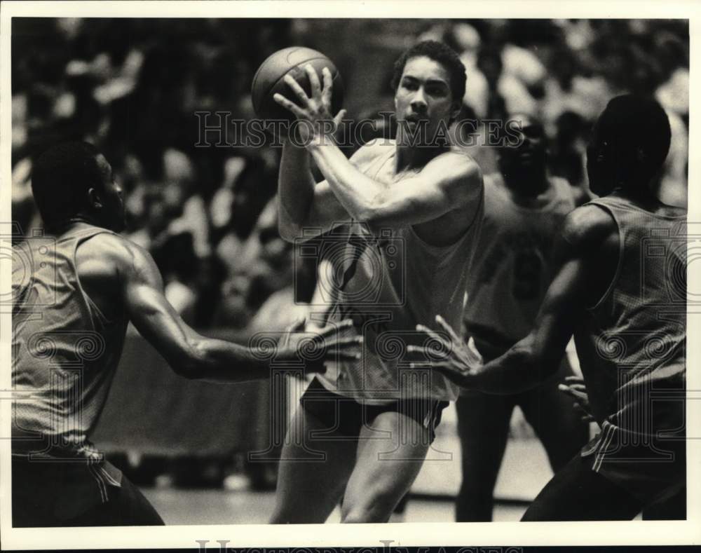 1984 Press Photo Basketball players battle during the Empire State Games match- Historic Images