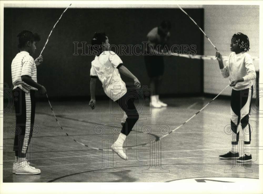 1989 Press Photo Desiree Sanders skips rope in Double Dutch jump roping tourney- Historic Images