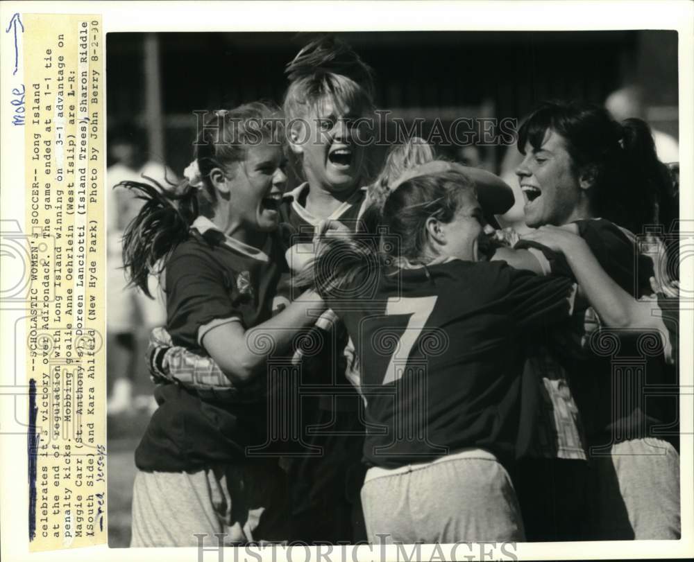 1990 Press Photo Long Island women's soccer team mobs goalie Anne Oehrlein- Historic Images