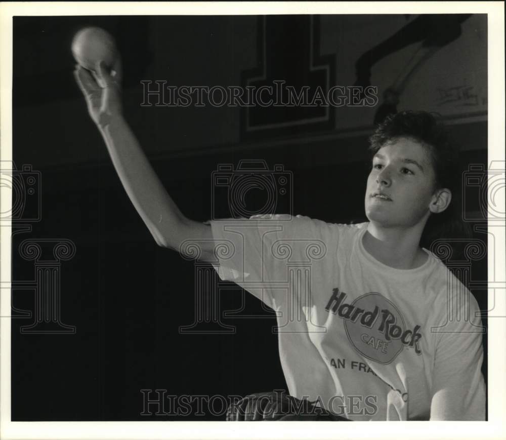 1990 Press Photo Marcellus softball player Tracey Buettgens throws ball indoors- Historic Images