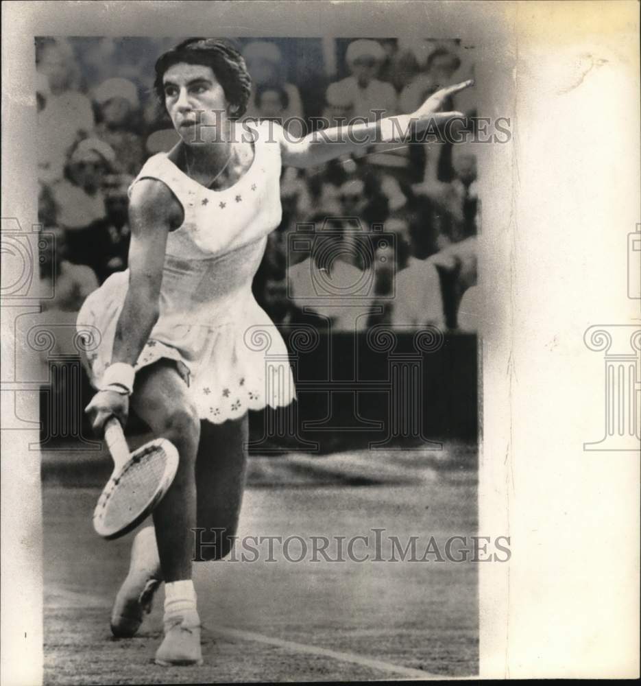 1960 Press Photo Tennis player Maria Bueno lunges to return backhand shot- Historic Images