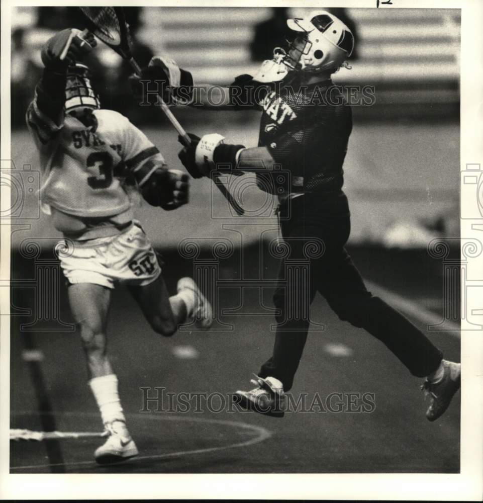 1986 Press Photo Syracuse U lacrosse player John Zulberti has shot blocked- Historic Images