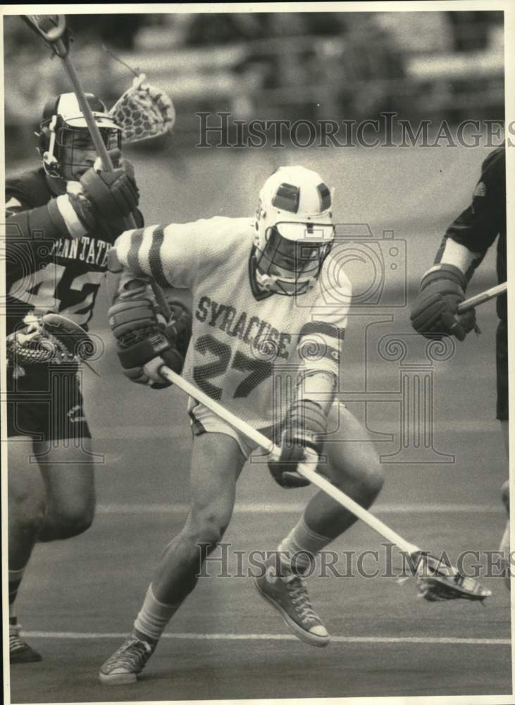 1985 Press Photo Syracuse University lacrosse player Jeff Desko scoops up ball- Historic Images