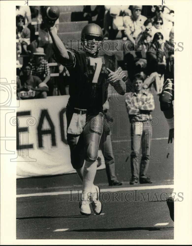 1986 Press Photo Boston College football quarterback Shawn Halloran throws pass- Historic Images