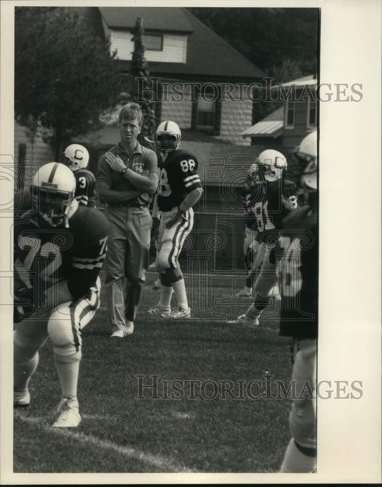 1988 Press Photo Cortland State football coach Dennis Kayser watches players- Historic Images