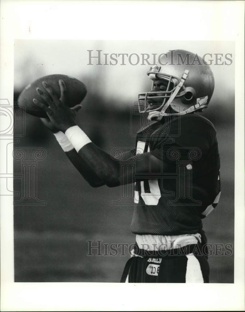 1990 Press Photo Hamilton football wide receiver Linsie Esau catches a pass- Historic Images