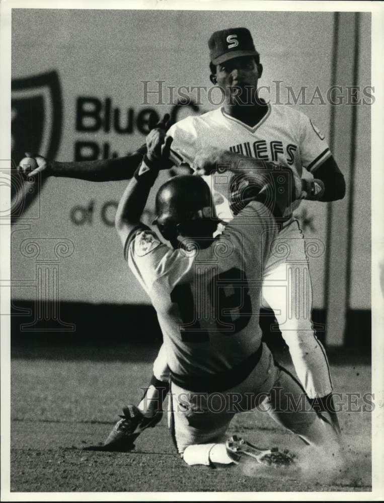 1987 Press Photo Syracuse Chiefs baseball shortstop Jose Escobar throws to 1st- Historic Images