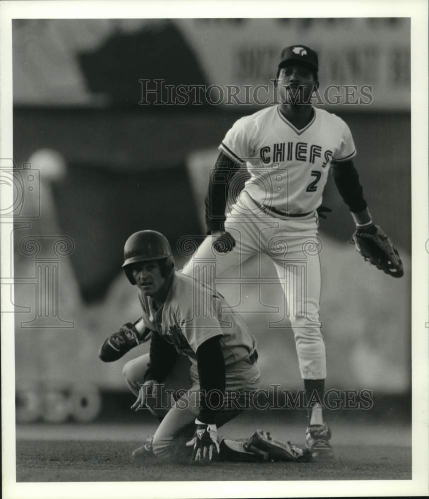 1989 Press Photo Syracuse Chiefs baseball shortstop Jose Escobar avoids runner- Historic Images