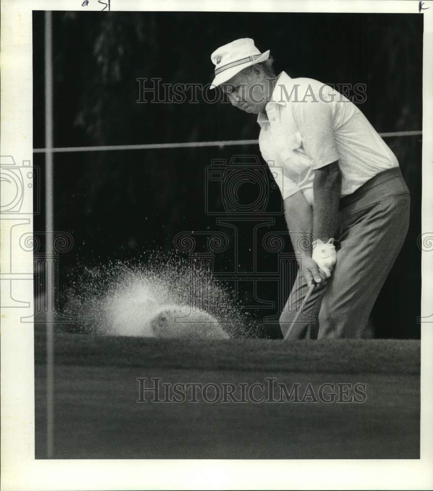 1986 Press Photo Golfer Bob Erikson chips out of sand in Mony Senior Classic- Historic Images