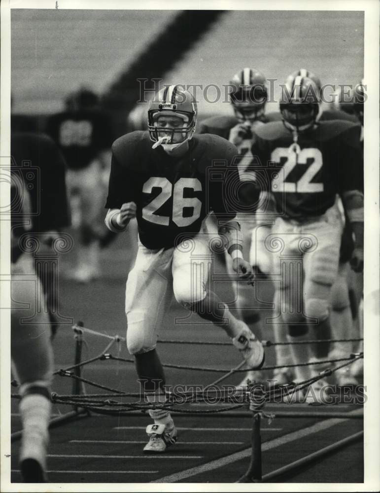 1985 Press Photo Syracuse U football player Pete Ewald #26 runs a practice drill- Historic Images