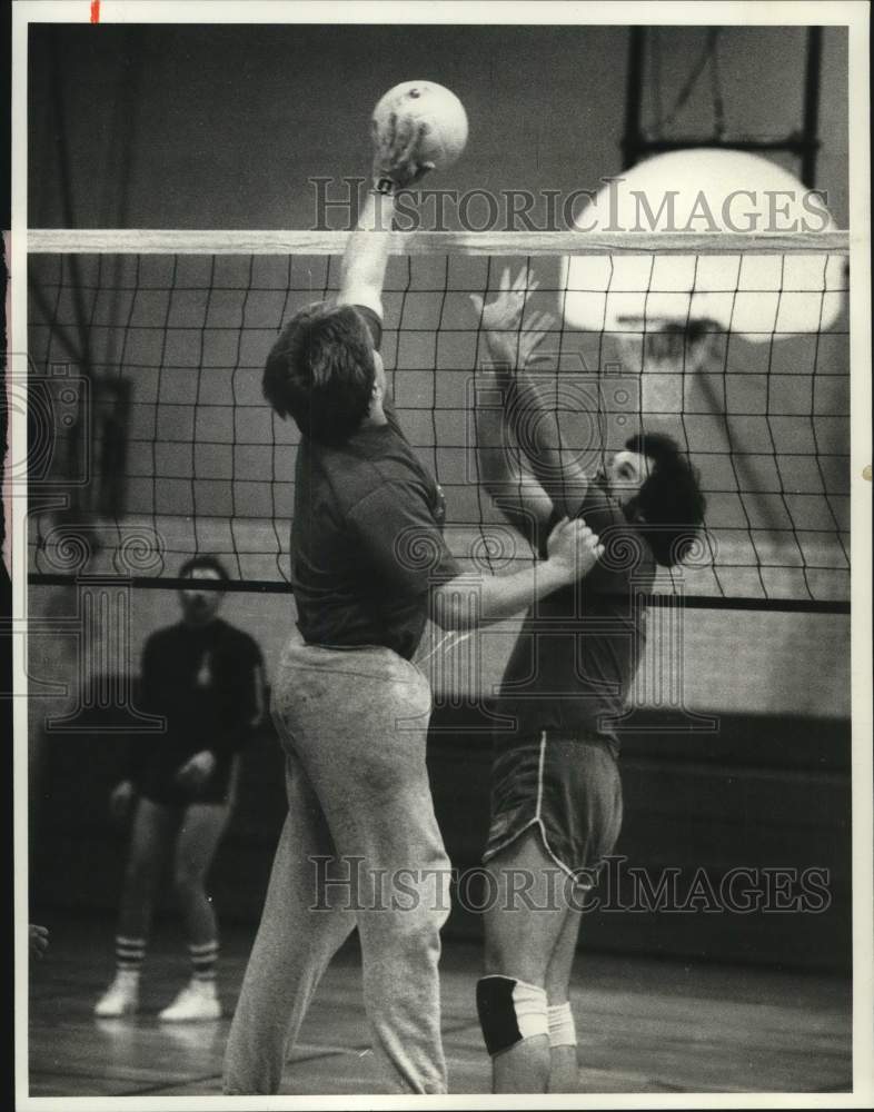 1985 Press Photo Two men battle at the net for the volleyball at Downtown YMCA- Historic Images