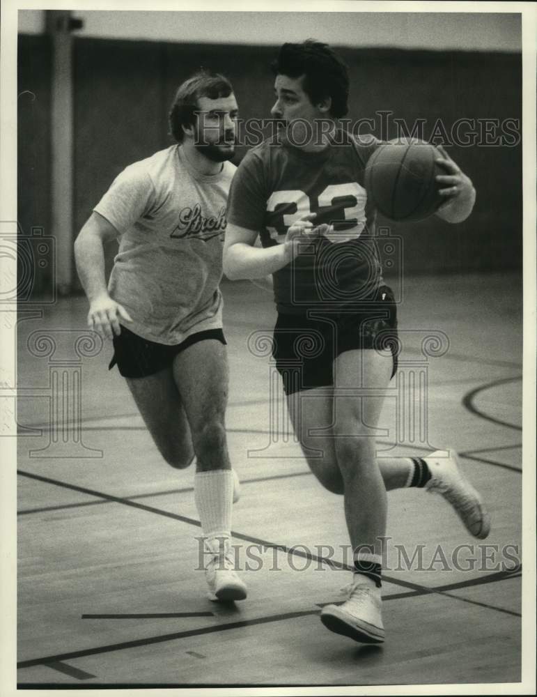 1986 Press Photo Basketball player Bill Patrick #33 drives past Mark MacDonald- Historic Images