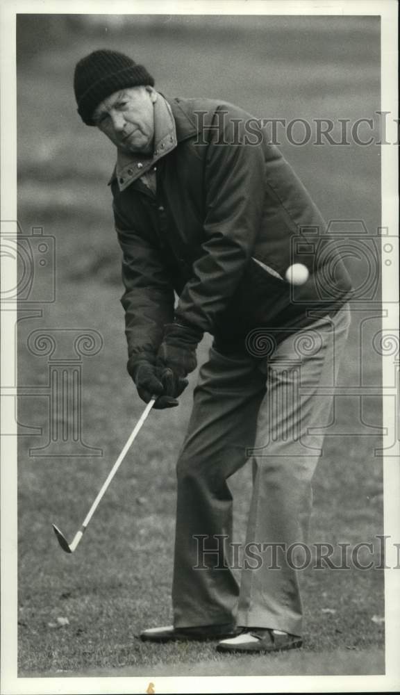 1986 Press Photo Golfer Len Brown of Syracuse chips onto green at Liverpool CC- Historic Images