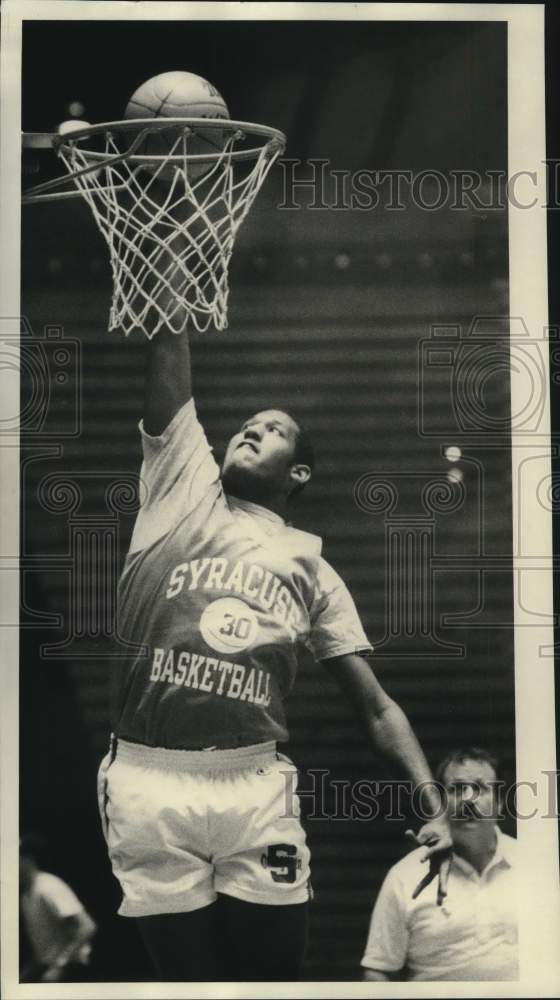 1986 Press Photo Syracuse University basketball player Derek Brower dunks ball- Historic Images