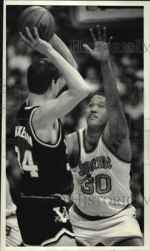 1988 Press Photo Syracuse University basketball player Derek Brower guards #34- Historic Images